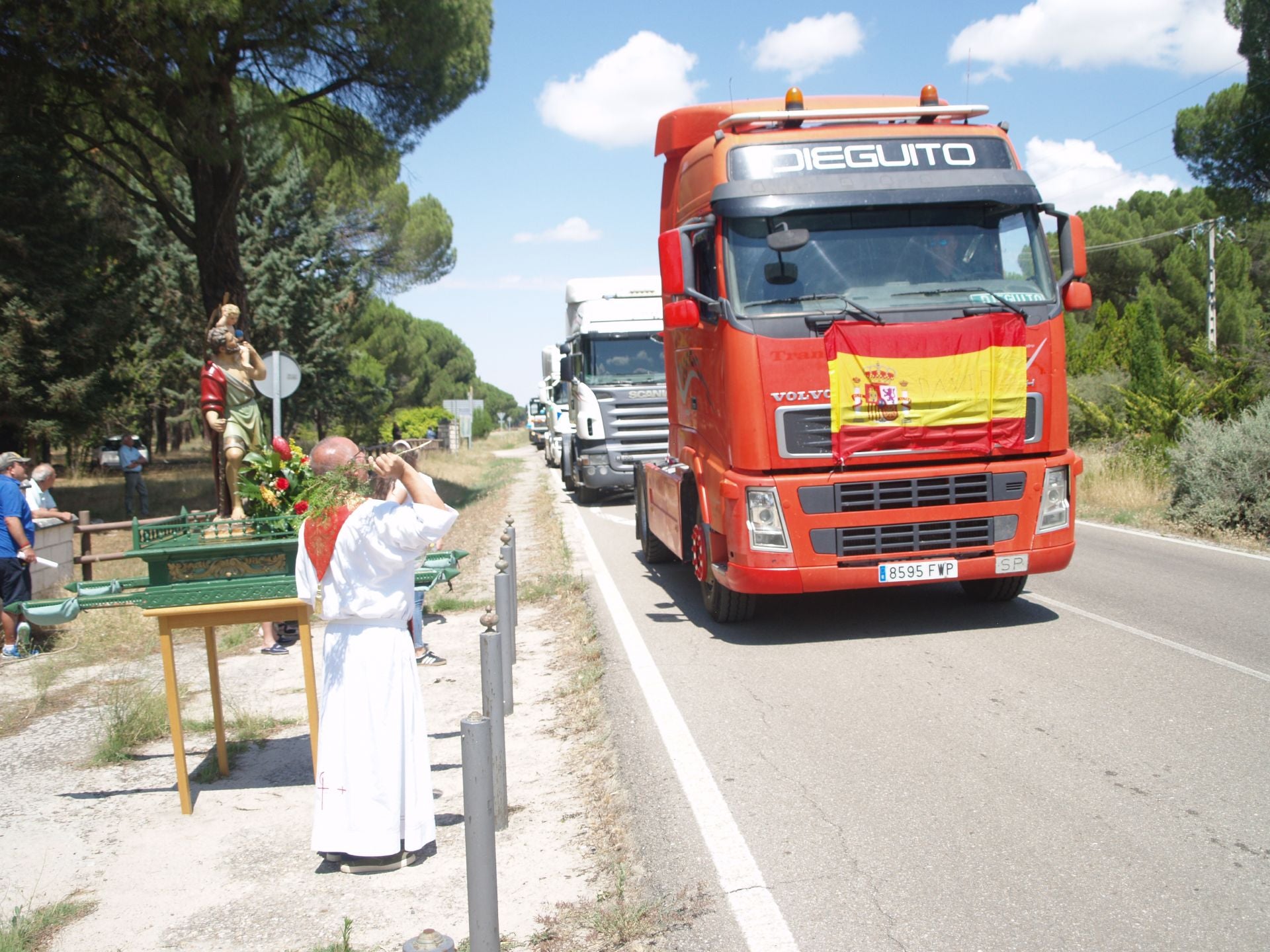 Las mejores imágenes de la procesión y bendición de vehículos por San Cristóbal en Íscar