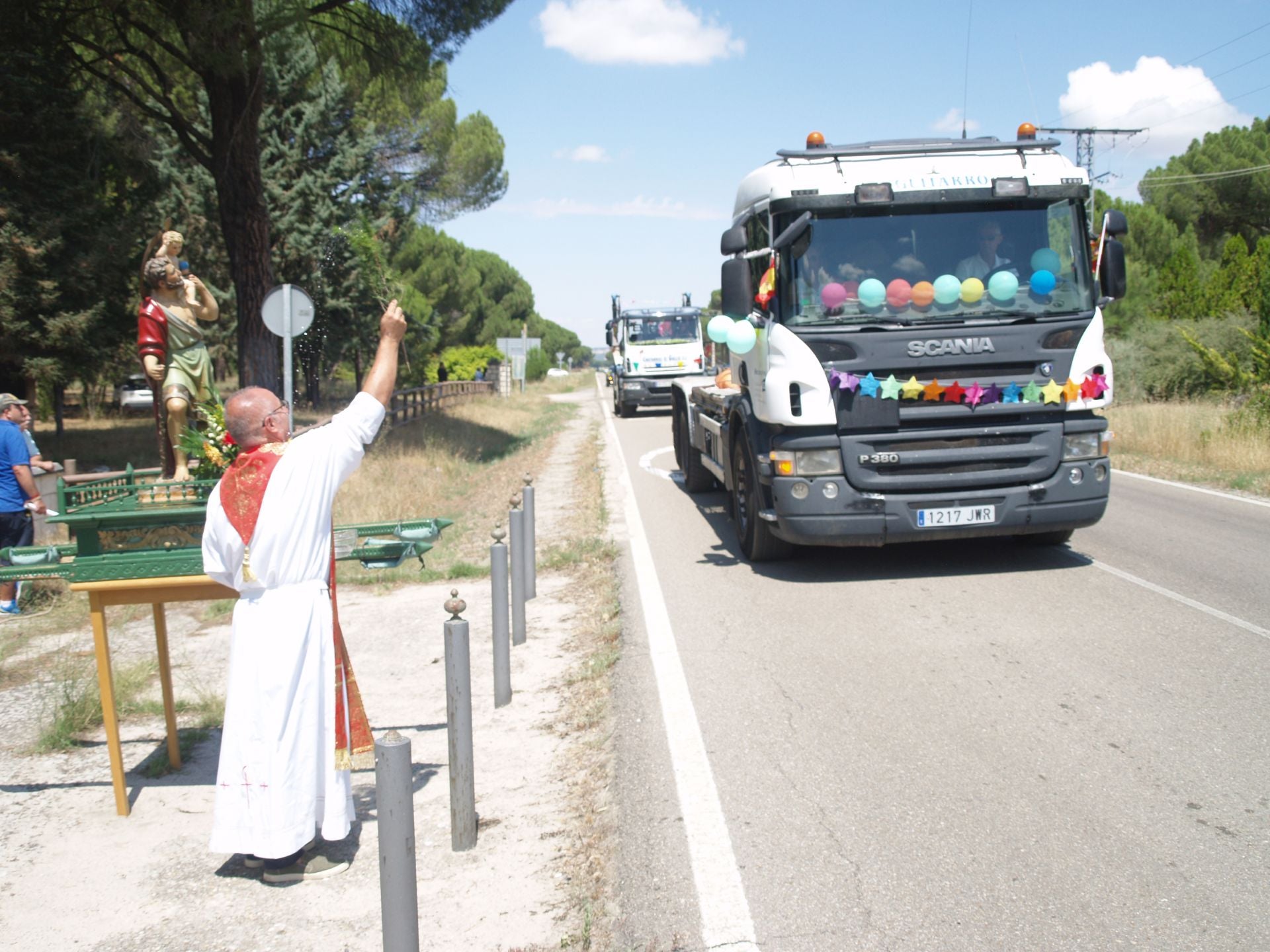 Las mejores imágenes de la procesión y bendición de vehículos por San Cristóbal en Íscar