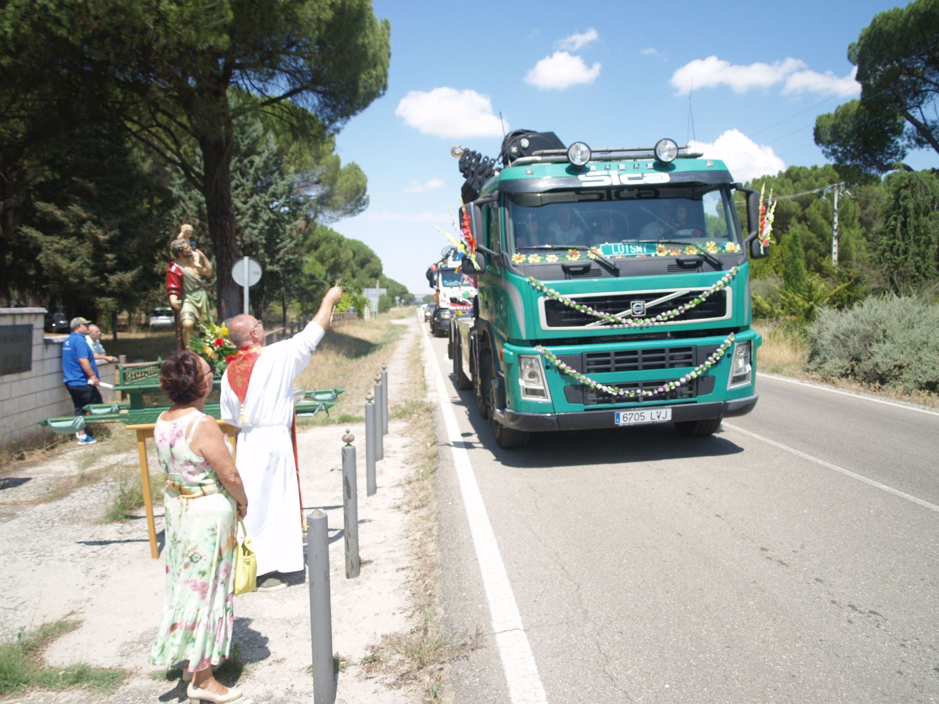 Las mejores imágenes de la procesión y bendición de vehículos por San Cristóbal en Íscar