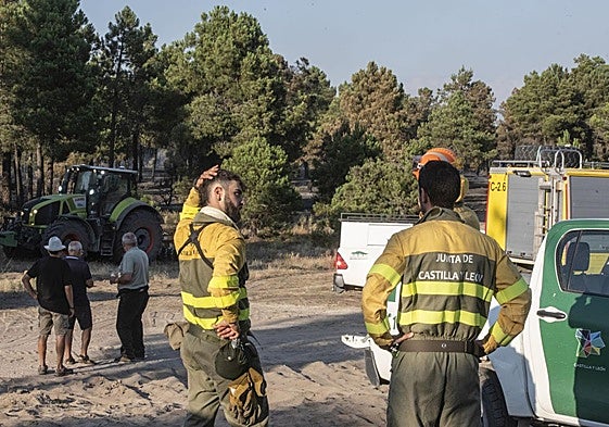 Trabajos para controlar el incendio entre Cuéllar y Frumales