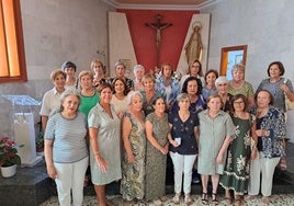 Las exalumnas del Colegio de San Vicente en la capilla del centro