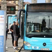 Varias personas suben al autobús de la línea 4 en la parada del Acueducto.