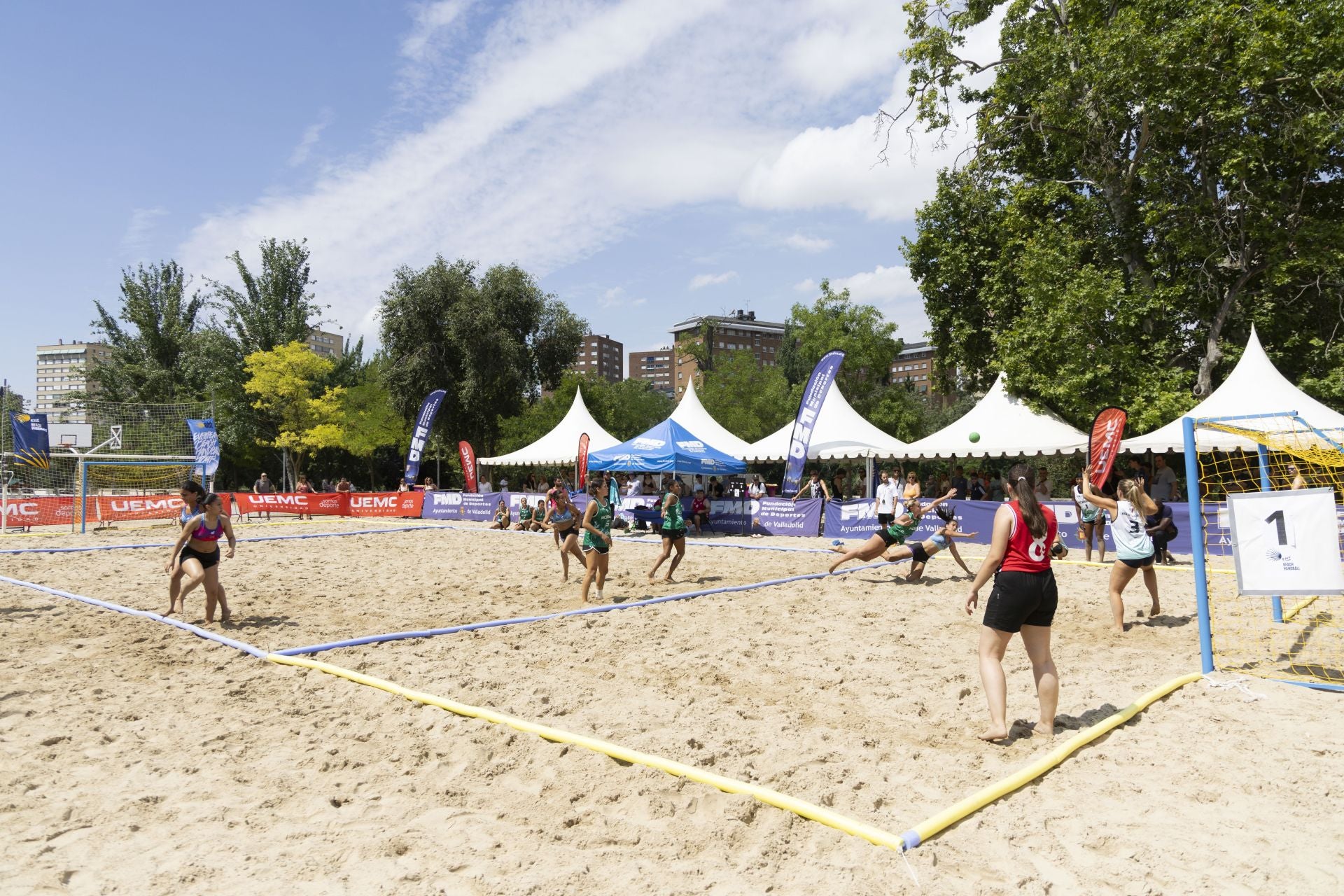Ambiente veraniego en el torneo de balonmano playa en Valladolid