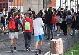 Alumnos de Secundaria acceden a un instituto público de Valladolid el pasado 12 de spetiembre, primer día del curso 2024-2025.