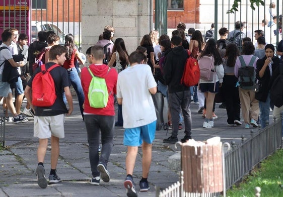 Alumnos de Secundaria acceden a un instituto público de Valladolid el pasado 12 de spetiembre, primer día del curso 2024-2025.