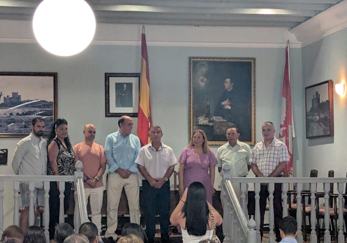 Juan Manuel Álvarez, en el centro, junto a la corporación municipal