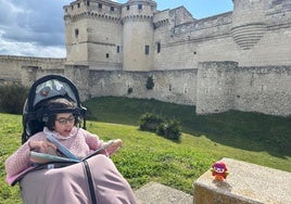 María Yuste y la muñeca Nica, junto al castillo de Cuéllar.