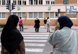 Dos mujeres extranjeras en Valladolid en una imagen de archivo.