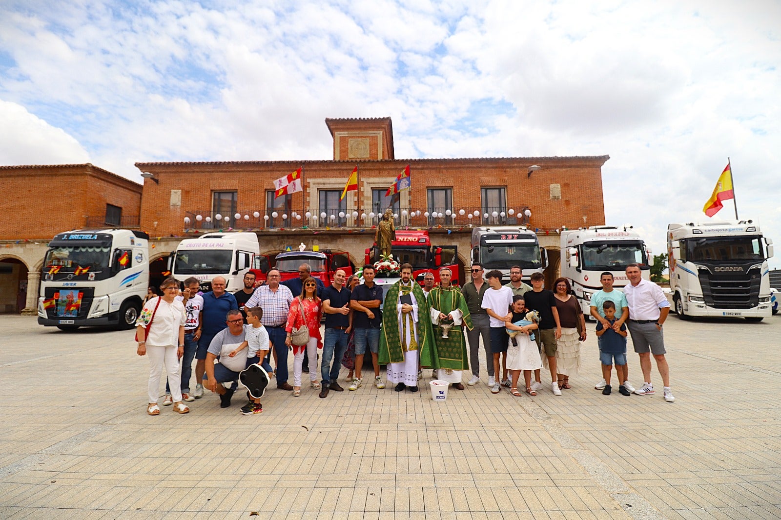 Rioseco procesiona a San Cristóbal sobre cuatro ruedas