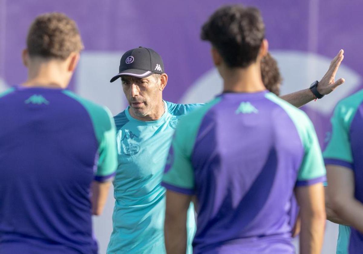 Guillermo Almada imparte indicaciones a los jugadores del Real Valladolid durante un entrenamiento.