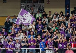 Abonados en un partido del UEMC Club Baloncesto Ciudad de Valladolid.