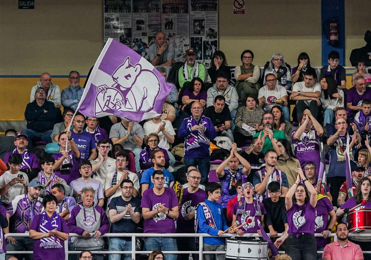Abonados en un partido del UEMC Club Baloncesto Ciudad de Valladolid.
