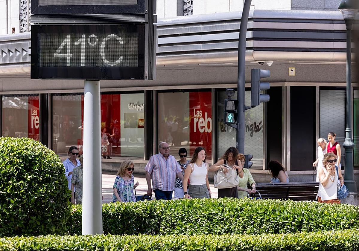 Un termómetro en el Paseo Zorrilla de Valladolid muestra la temperatura el pasado 30 de junio.