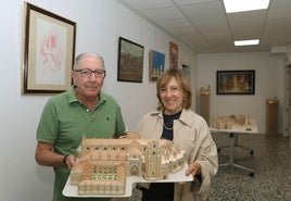 Fernando Vaquero, el autor, con la presidenta de la asociación, Rosa Andrés.