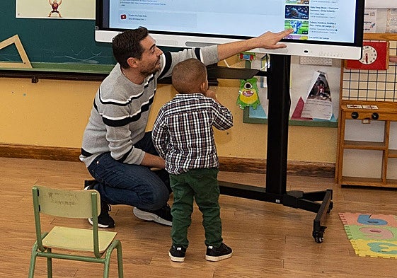 Varios niños en un aula en Ceinos de Campos.