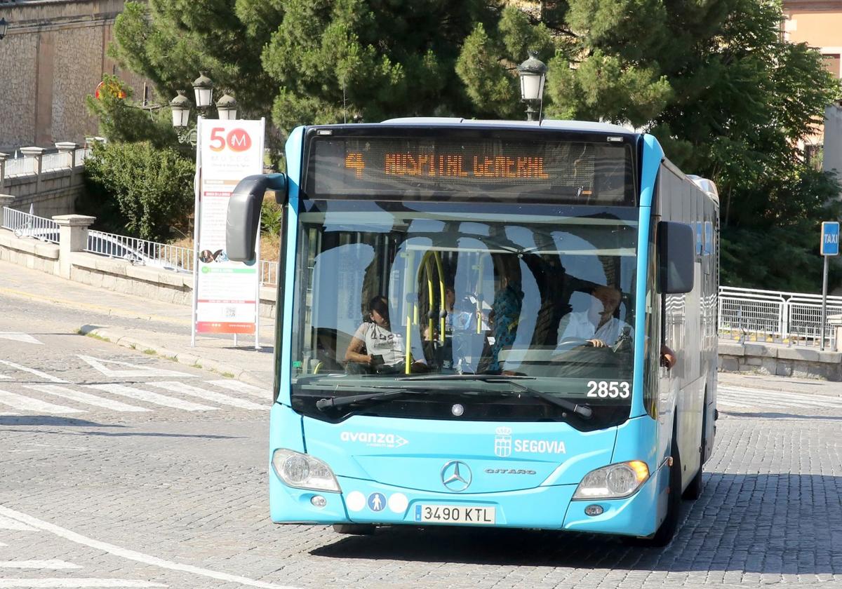Autobús de la línea 4 en la plaza de Artillería de Segovia.