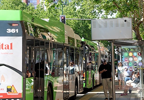 Un autobús hace parada en una marquesina de Valladolid.
