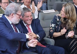 El nuevo presidente de CEOE Valladolid, Carlos Magdaleno, sonríe entre su homólogo autonómico, Santiago Aparicio, y la máxima responsable de Cepyme y su antecesora, Ángela de Miguel.