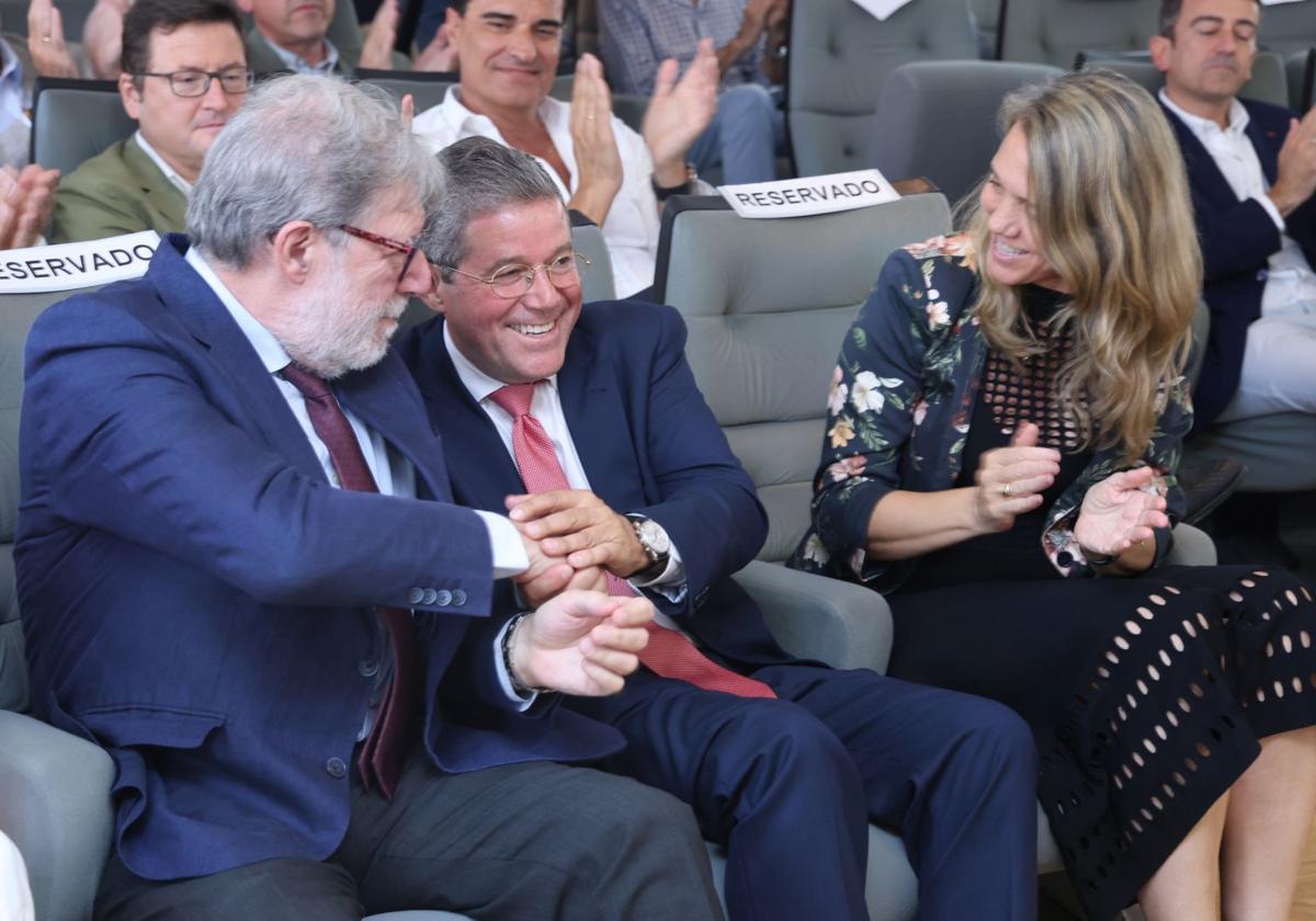 El nuevo presidente de CEOE Valladolid, Carlos Magdaleno, sonríe entre su homólogo autonómico, Santiago Aparicio, y la máxima responsable de Cepyme y su antecesora, Ángela de Miguel.