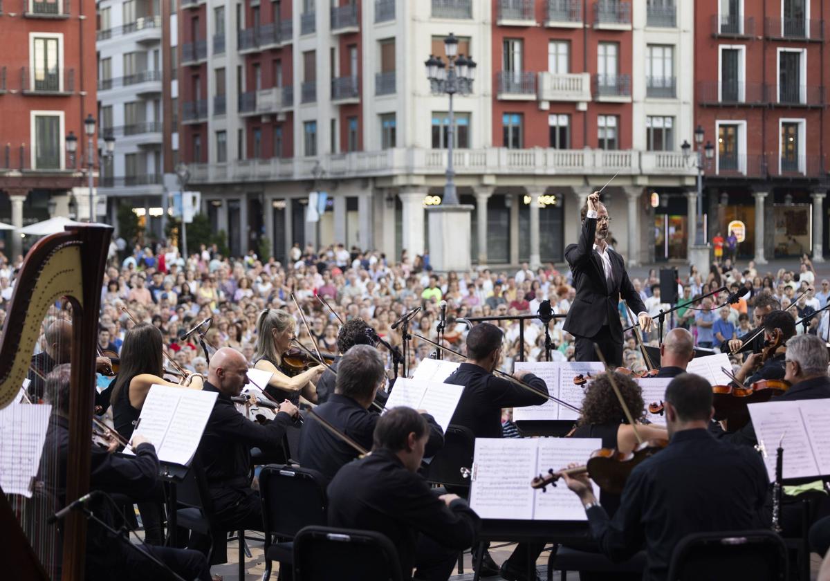 Las imágenes del concierto de la OSCyL en la Plaza Mayor de Valladolid