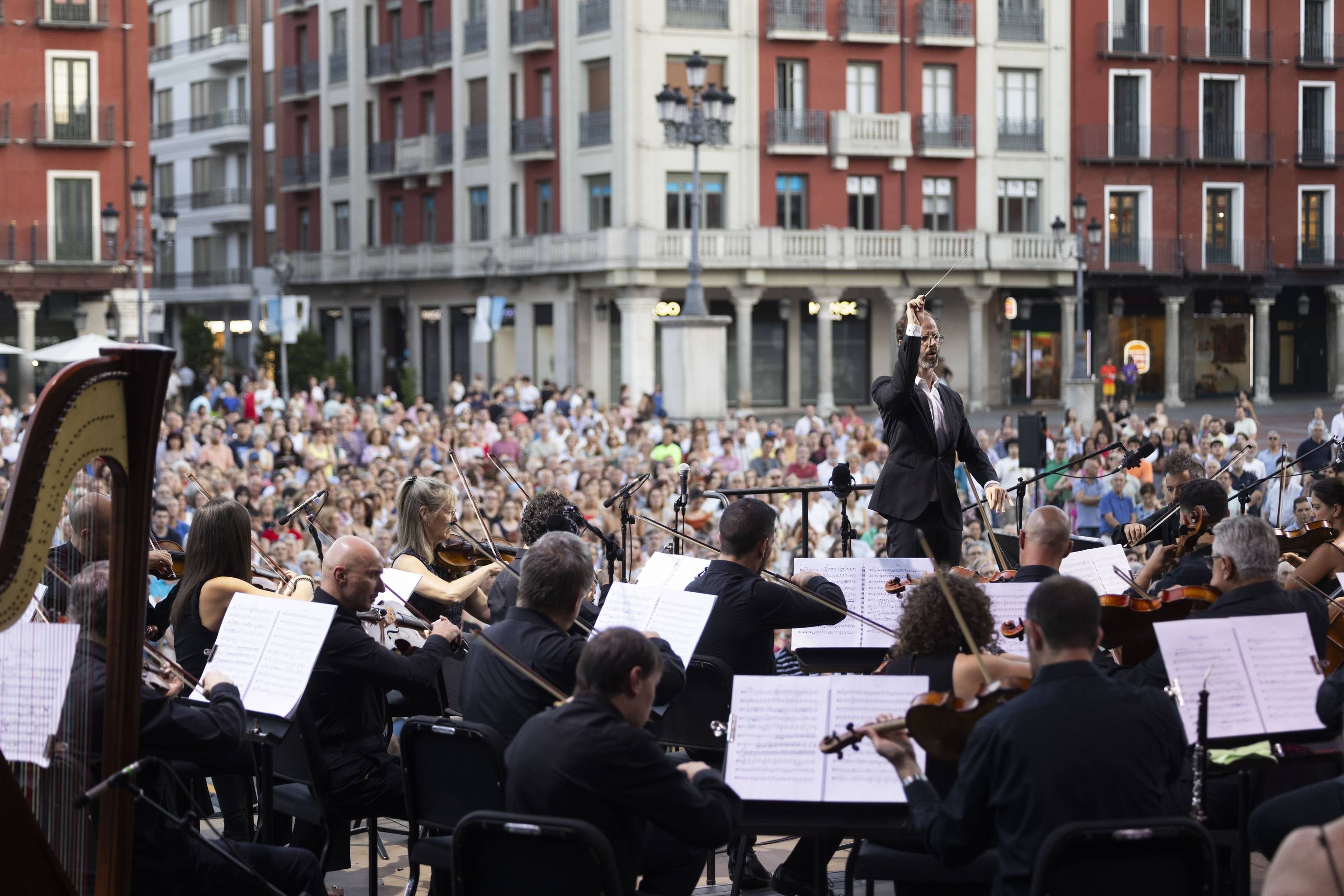 Las imágenes del concierto de la OSCyL en la Plaza Mayor de Valladolid