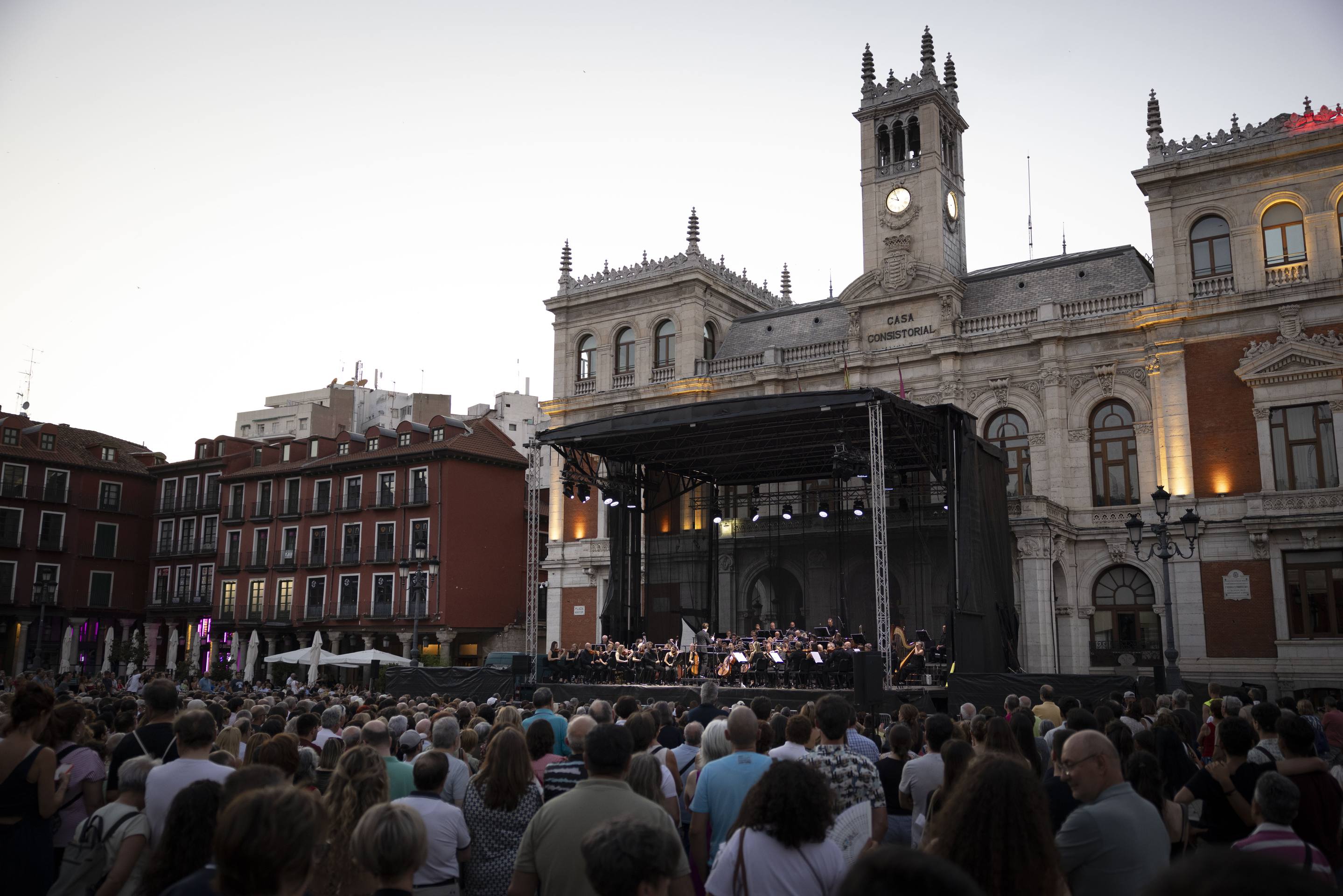 Las imágenes del concierto de la OSCyL en la Plaza Mayor de Valladolid