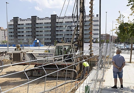 Terreno en construcción del barrio de los Cuarteles frente al primer bloque de pisos acabado, al fondo, el residencial Artillería 1.
