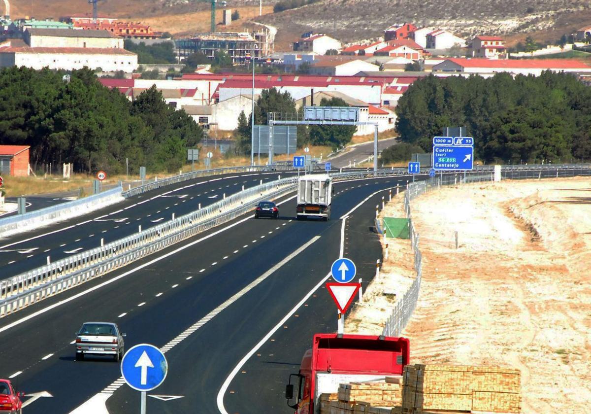 Autovía A-601 entre Segovia y Valladolid a la altura de Cuéllar.
