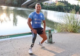 Enrique Navas 'Tite', en el embarcadero en el que sacó a la mujer del agua.