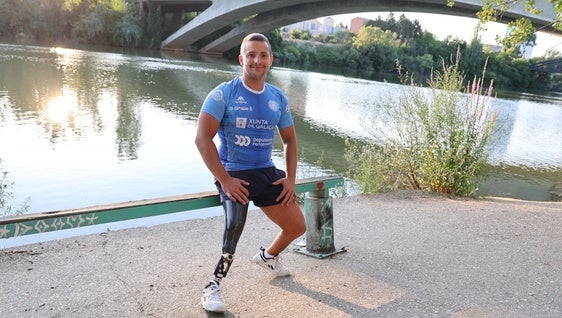 Enrique Navas 'Tite', en el embarcadero en el que sacó a la mujer del agua.