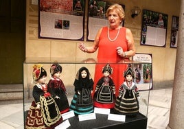 Milagros Pascual, junto a varias de las muñecas.