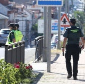 Guardia Civil en la N-VI a su paso por el núcleo espinariego de San Rafael.