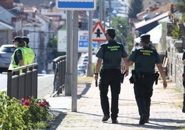 Guardia Civil en la N-VI a su paso por el núcleo espinariego de San Rafael.