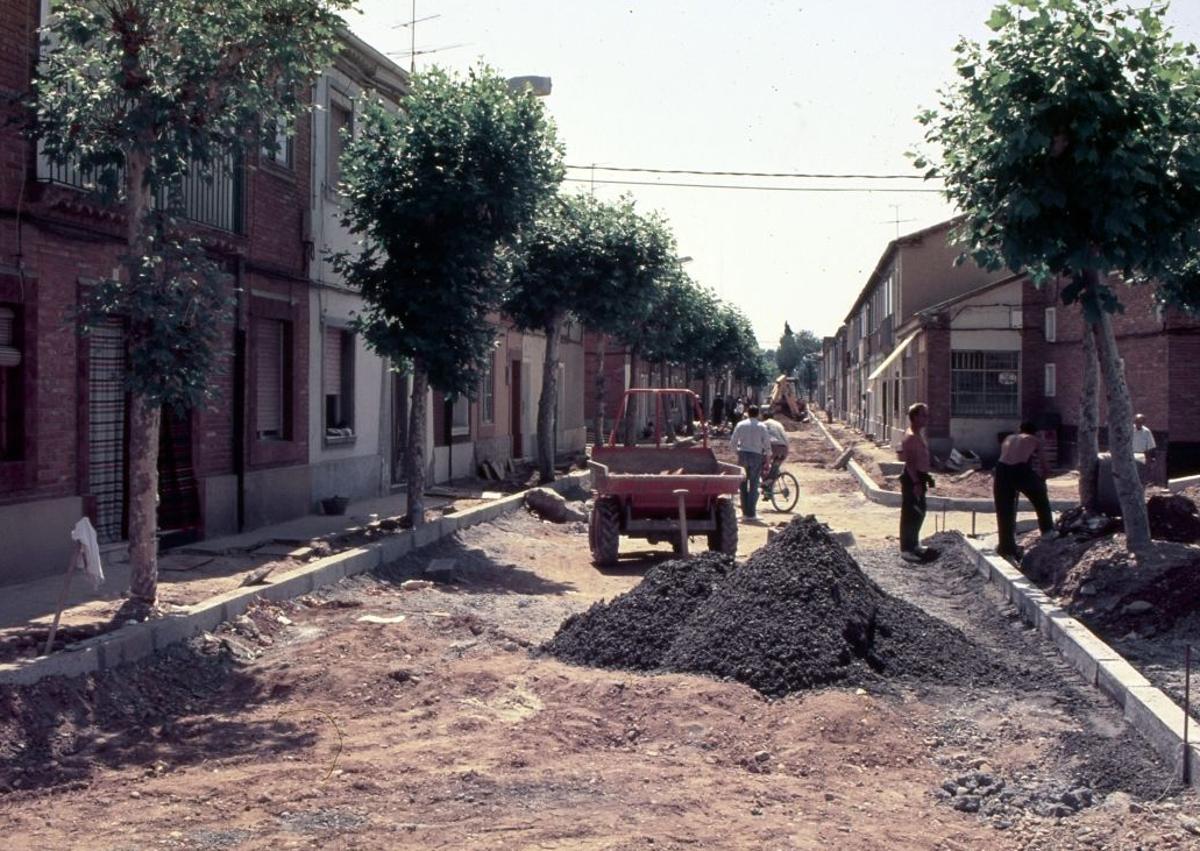 Imagen secundaria 1 - Plaza Carmen Ferreiro en los años 70 en el barrio de San Pedro. Pavimentación en las calles de San Pedro en los años 80. Panorámica de los barrio de San Pedro y Barrio España de 1982.