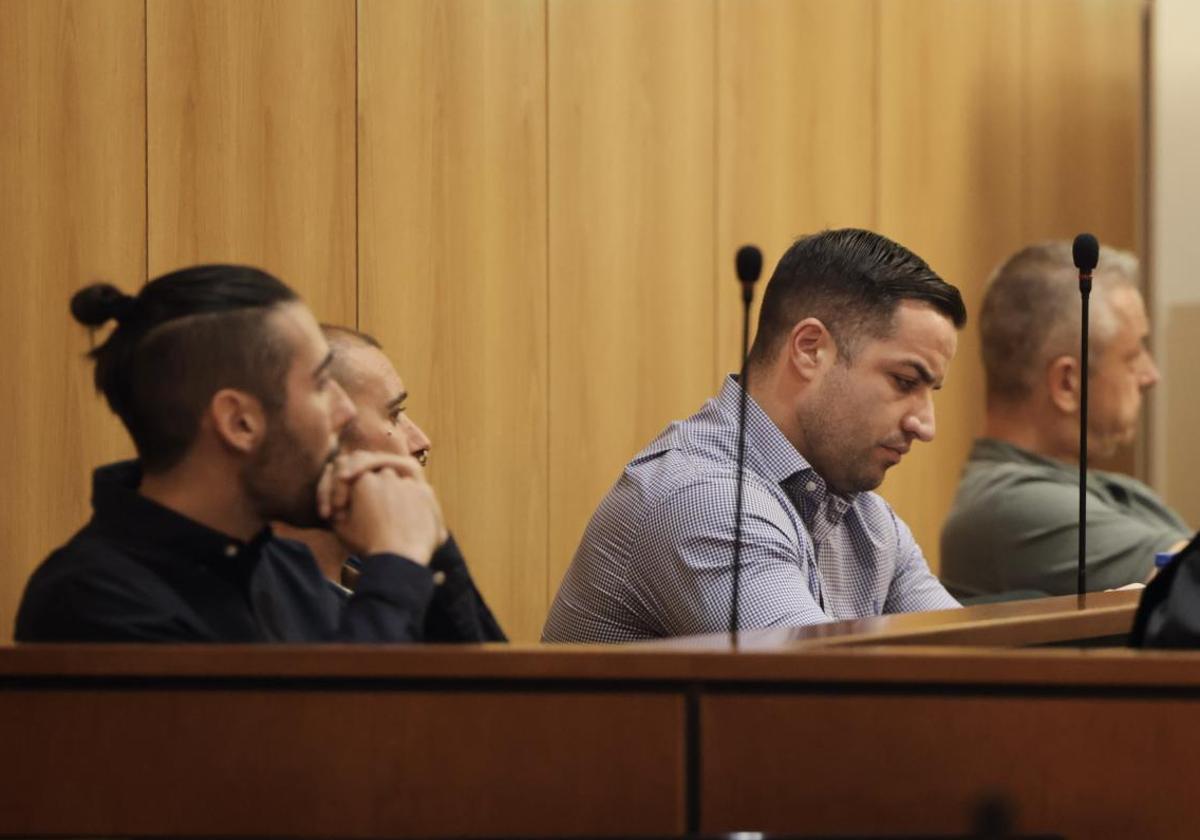 Cristian Casalet, el segundo por la izquierda, y el resto de los acusados, ya absueltos, durante la celebración de la vista el pasado mes de junio.