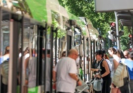 Viajeros de Auvasa suben al autobús en una parada del Paseo de Zorrilla.