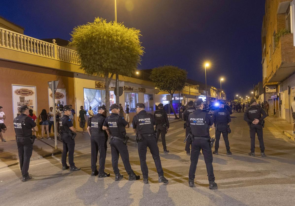 Agentes de Policía Local y Guardia Civil durante los altercados en Torre Pacheco.