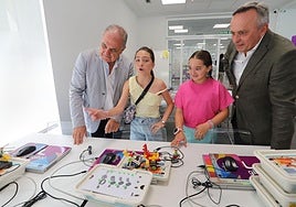 El viceconsejero de Transformación Digital, a la derecha, y el delegado de la Junta, contemplan el trabajo de robótica de dos alumnas de 12 años de un curso de verano.