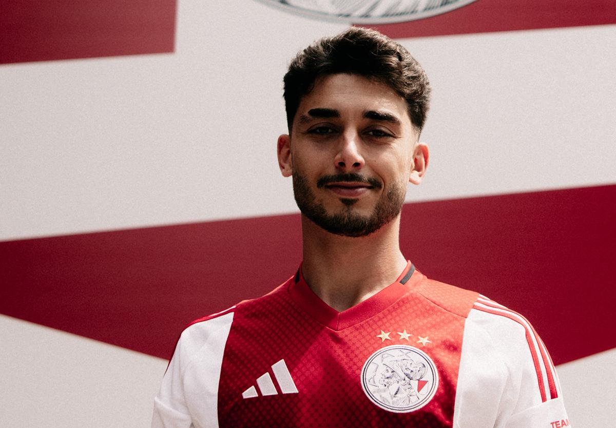 Raúl Moro posa con la camista del Ajax de Ámsterdam