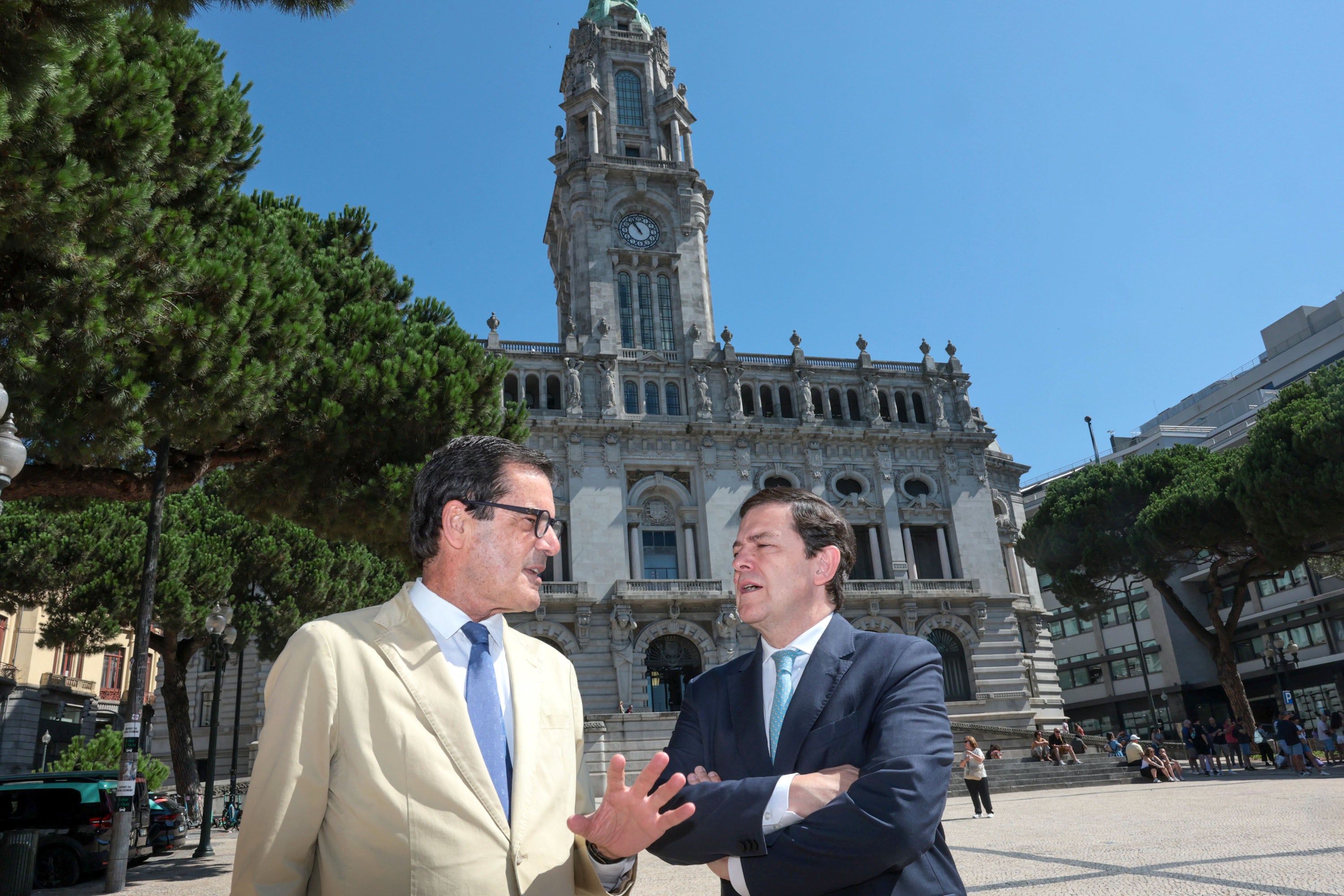 Alfonso Fernández Mañueco, en su reunión de trabajo con el alcalde de Oporto, Rui Moreira.