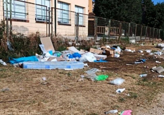 Basura junto al colegio Eresma tras la celebración de las ferias el pasado mes de junio.