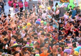 Imágenes del desfile de peñas y el pregón de las fiestas de La Cistérniga 2025