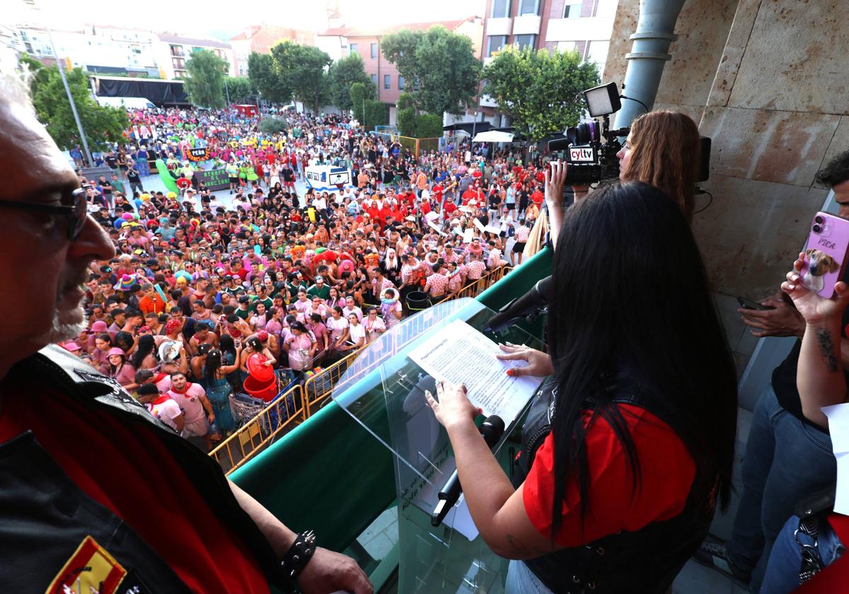 Los miembros de la asociación motera Jabalís Truferos pregonan las fiestas de La Cistérniga 2025