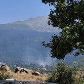 Columna de humo procedente del incendio en La Granja.