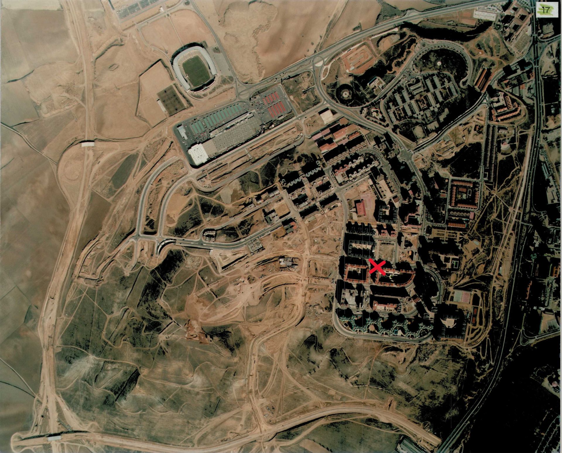 Imagen antes - Evolución del barrio desde el año en que se abrió por primera vez el bar Amanecer, en abril de 1992 (marcado con un aspa roja).