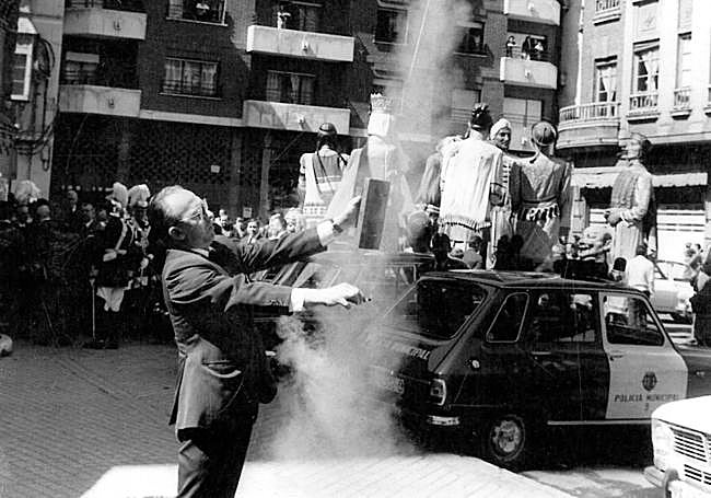 Petardazo para inaugurar las fiestas de San Pedro Regalado en los años 70.