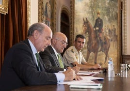 El director de la Fundación Iberdrola España, Ramón Castresana; el alcalde, Jesús Julio Carnero, y el coronel director de la Academia de Caballería, Francisco Javier López Villar, durante la firma del convenio para mejorar el alumbrado monumental del edificio.