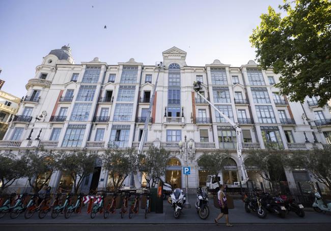 Las grúas trabajan en la instalación del nuevo alumbrado de la Casa Mantilla.