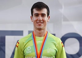 Álvaro Nieto con la medalla de bronce en Milán.