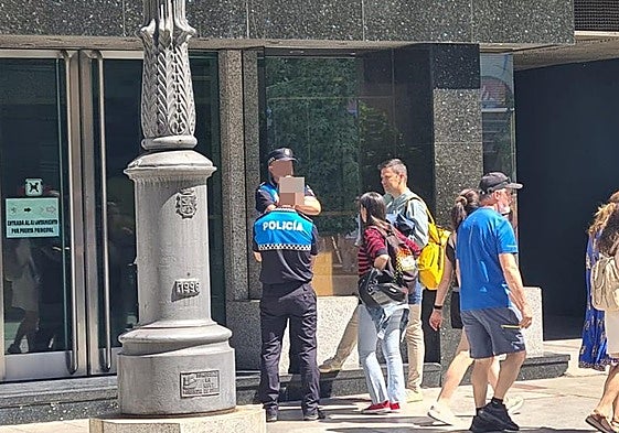 Pareja de agentes en la puerta del Ayuntamiento de León en la avenida de Ordoño II.